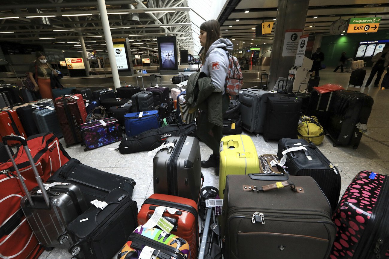 Sterty walizek zalegają w terminalach