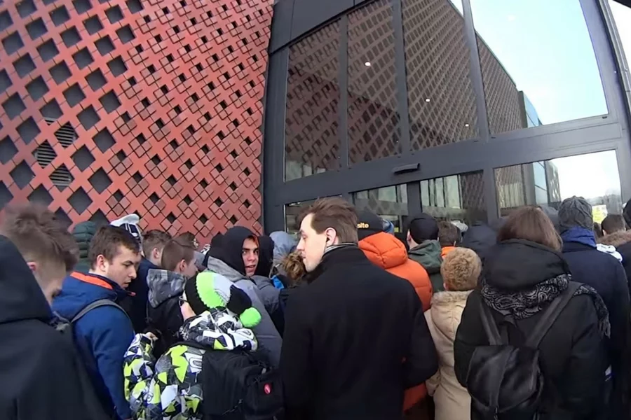 Tłum czekający pod drzwiami galerii Serenada.