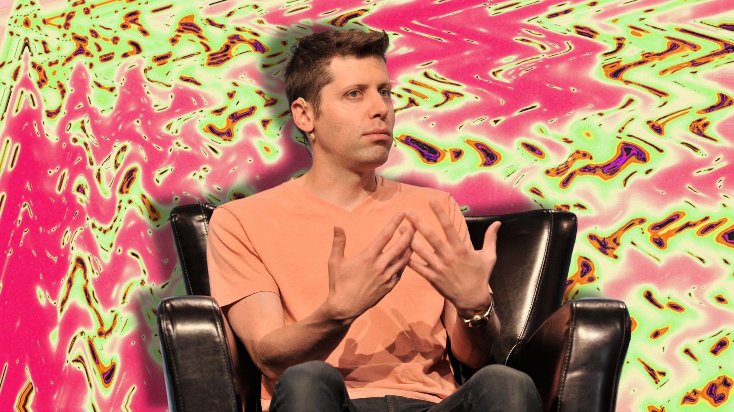 Sam Altman siedzący na krześle na tle grafiki w zygzaki. Treści erotyczne trafią do ChatGPT. Jest zapowiedź Sama Altmana