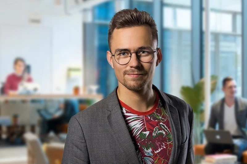 Tomasz Wiszniewski, jeden z założycieli startupu, studia architektoniczne połączył z karierą w świecie technologii i pracą z najbardziej innowacyjnymi firmami na świecie, takimi jak: Airbnb, IDEO, Volkswagen i Netflix.
