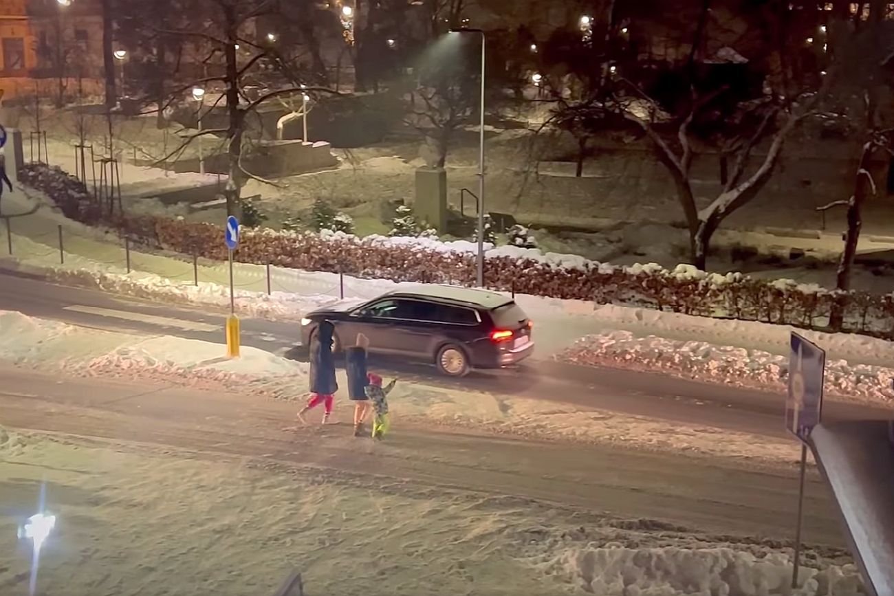 Piesi nadal przechodzą przez zlikwidowane przejście dla pieszych w Krynicy-Zdroju