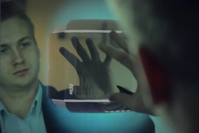 Dzięku lustrom Abyss Glass i technologii Kinect możesz obejrzeć przedmiot ze wszystkich stron.
