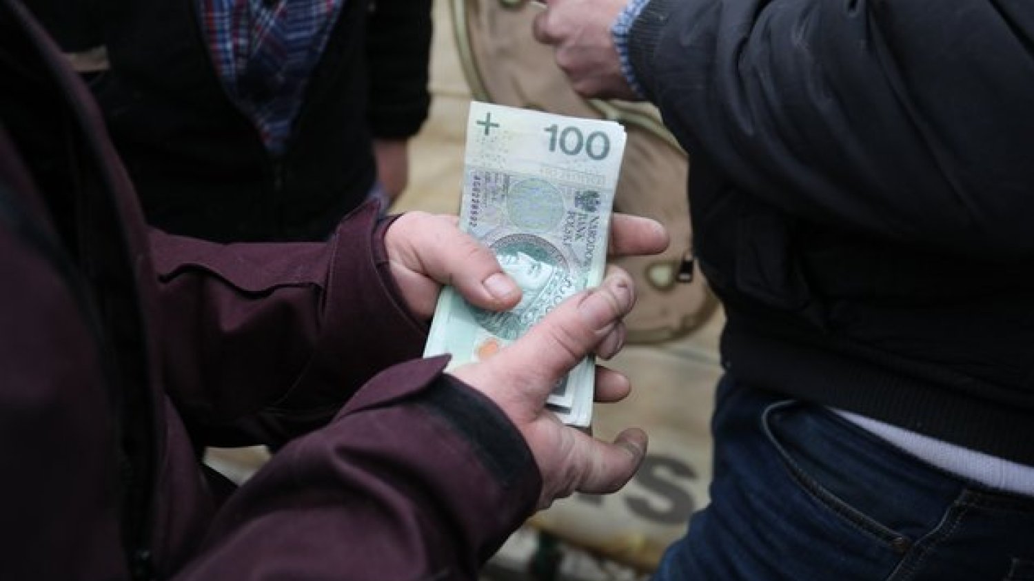 Ponad 200 tys. Polaków już obniżono pensje. Pracodawcy składają wnioski o dofinansowanie.