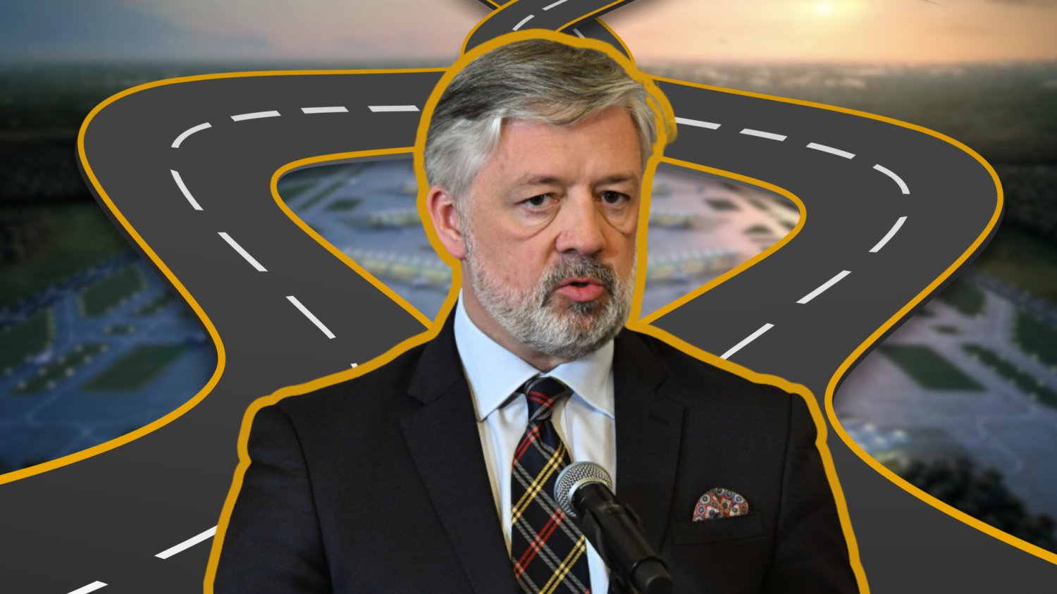 Port Polska i GDDKiA podpisują porozumienie drogowe. Inaczej na lotnisko tylko pieszo Prezes Port Polska. W tle projekt Portu Polska i drogi samochodowe.