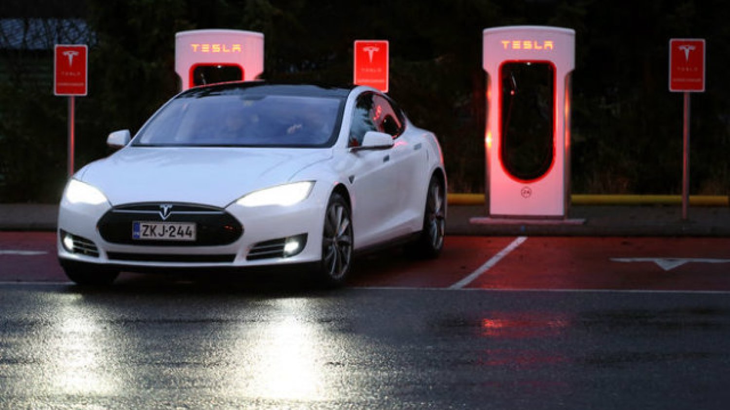 Na ulicach Szanghaju samochody elektryczne może jeszcze nie dominują, ale salony Tesli są otwarte do późnych godzin nocnych. Na zdjęciu: salon Tesli w dzielnicy Xintiandi otwarty w sobotę wieczorem, podczas świątecznego tygodnia.