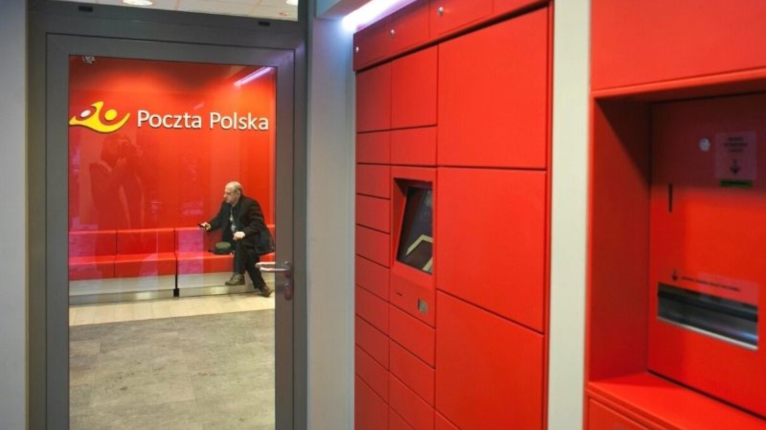 Poczta Polska zamierza postawić kilka tysięcy nowych automatów pocztowych, m.in. na parafiach.