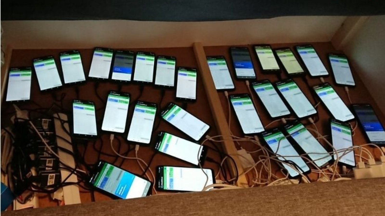 Policjanci zabezpieczyli wiele telefonów.