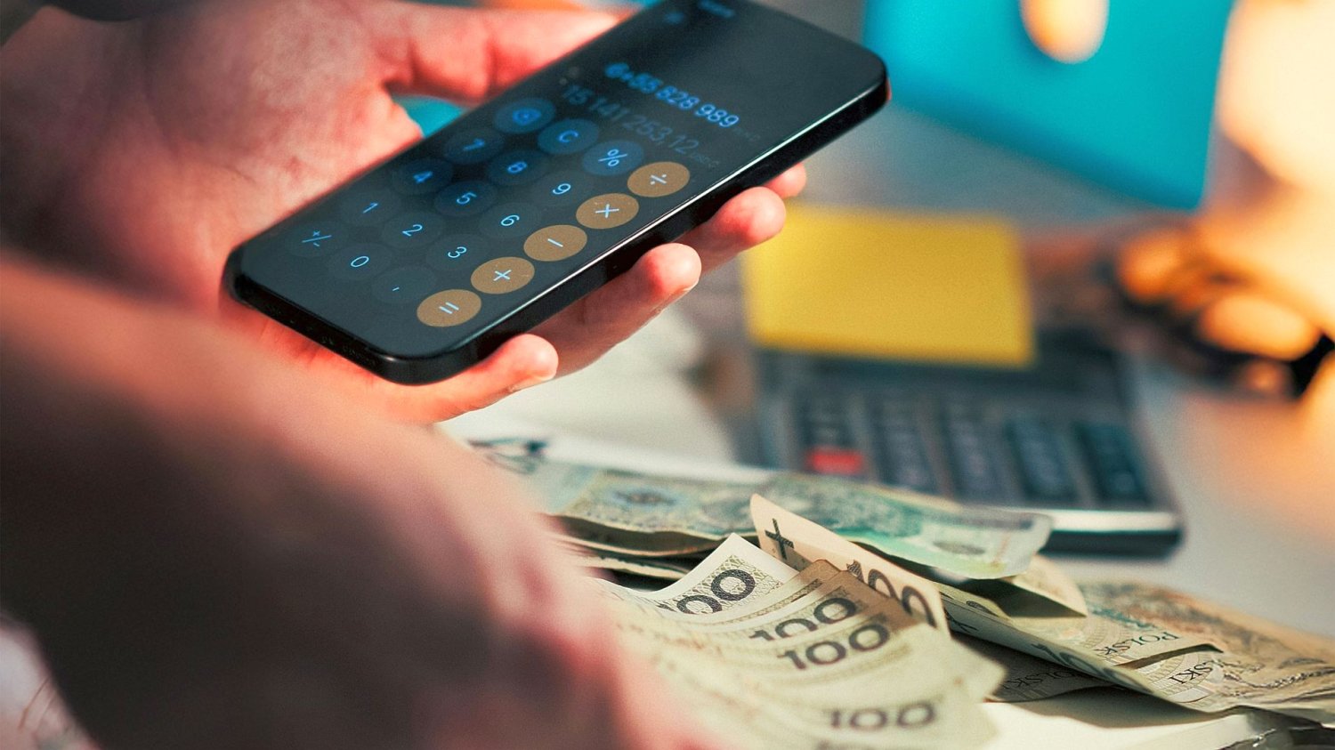 Długi młodych za telefon wzrosły 25-krotnie. Miliardowy rachunek grozy, Polacy przestają płacić za smartfony smartfon i pieniądze