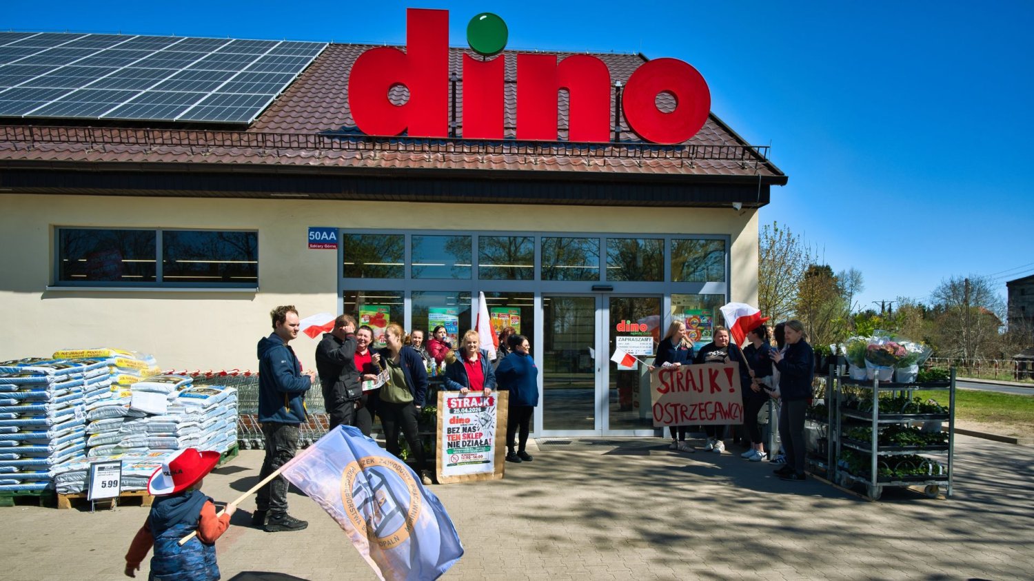 Spór zbiorowy w Dino: Nowy mediator gasi pożar, a pracownicy grożą strajkiem. Sklep Dino.