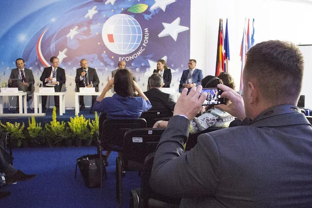 Niektórzy chcieli umieścić debatę w obiektywie swoich smartfonów.