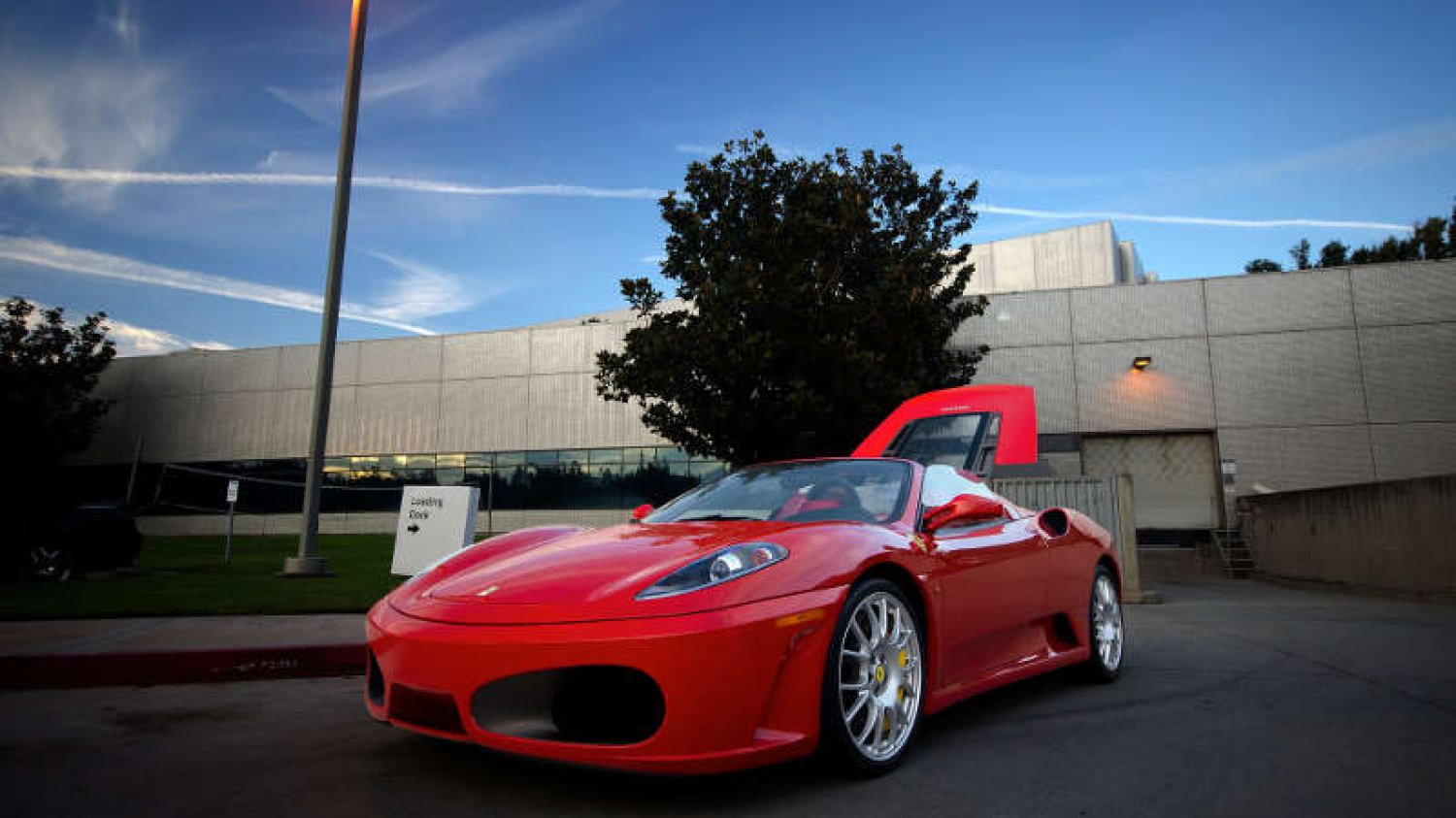Jak się pracuje w jednym z najlepszych biur designu świata? Projektowali ferrari, pływali nago i rysowali krwią