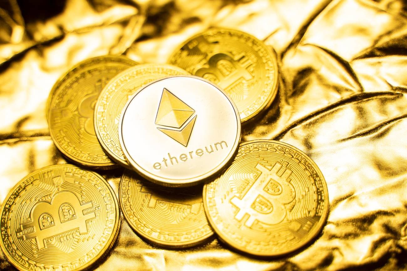 Monety przedstawiające kryptowaluty Bitcoin i Ethereum