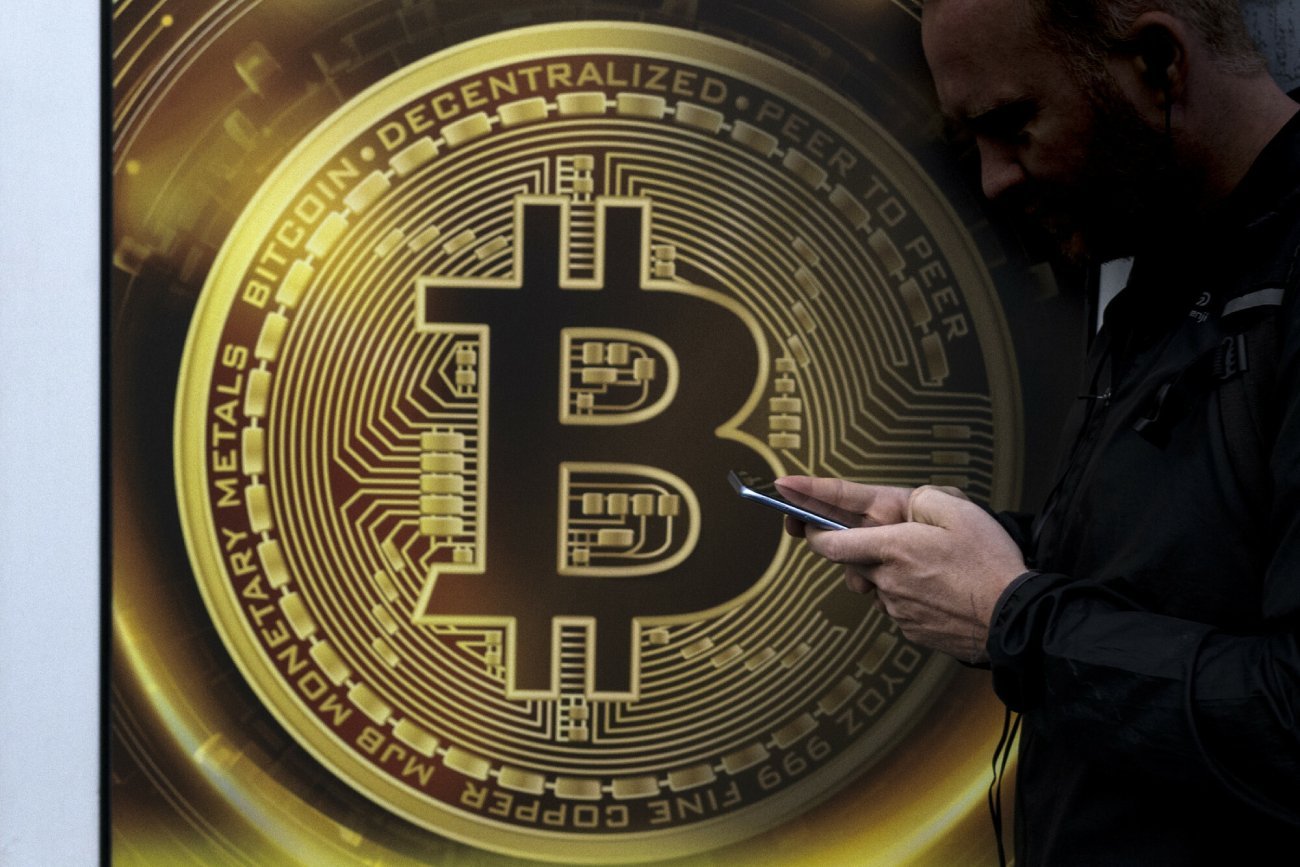 Wstrząsy na światowych rynkach, bitcoin poszybował w dół.