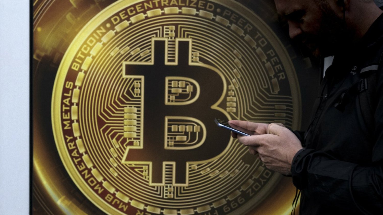 Wstrząsy na światowych rynkach, bitcoin poszybował w dół.