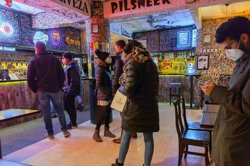 W lokalu przy ul. Parkingowej w Warszawie regularnie organizowano wielkie imprezy. Teraz właściciel ma zarzuty.