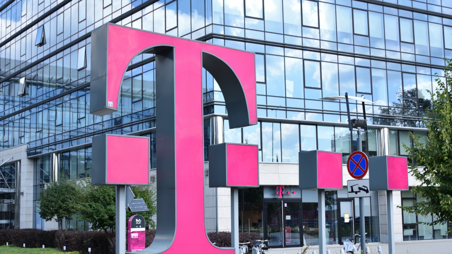 Logo Tmobile przy budynku Tmobile w Warszawie.