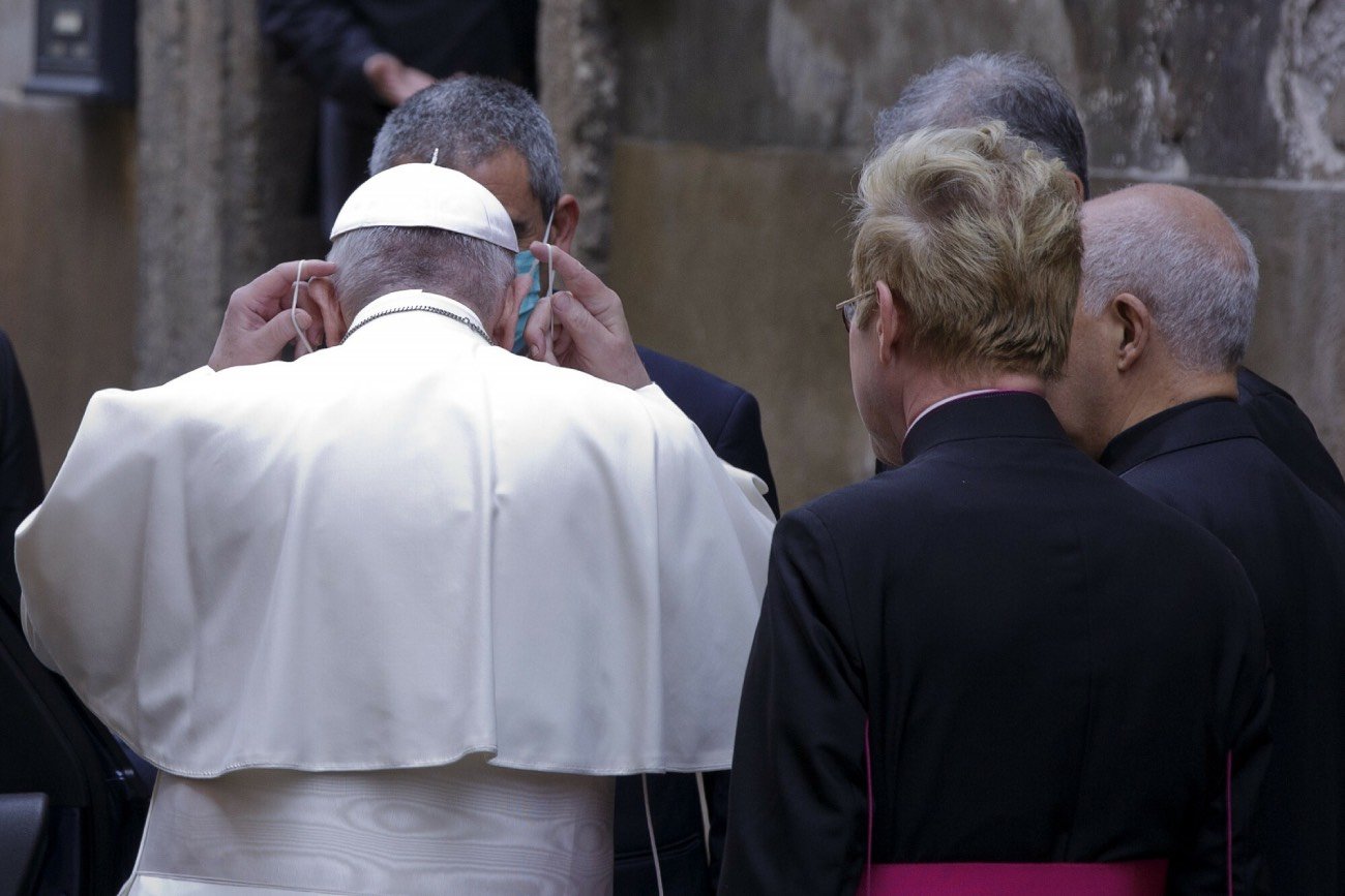 Papież Franciszek zakłada maseczkę