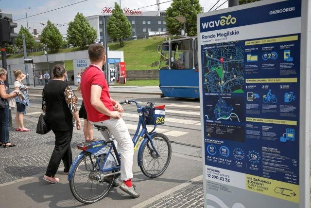 Krakowscy rowerzyści dostają bilety do kina i upominki za dojeżdżanie bicyklem do pracy