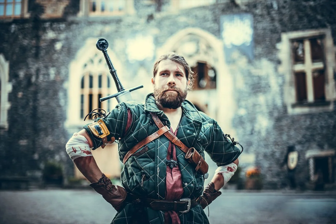 Uczestnik LARP-a Witcher School w stroju ze średniowiecza.