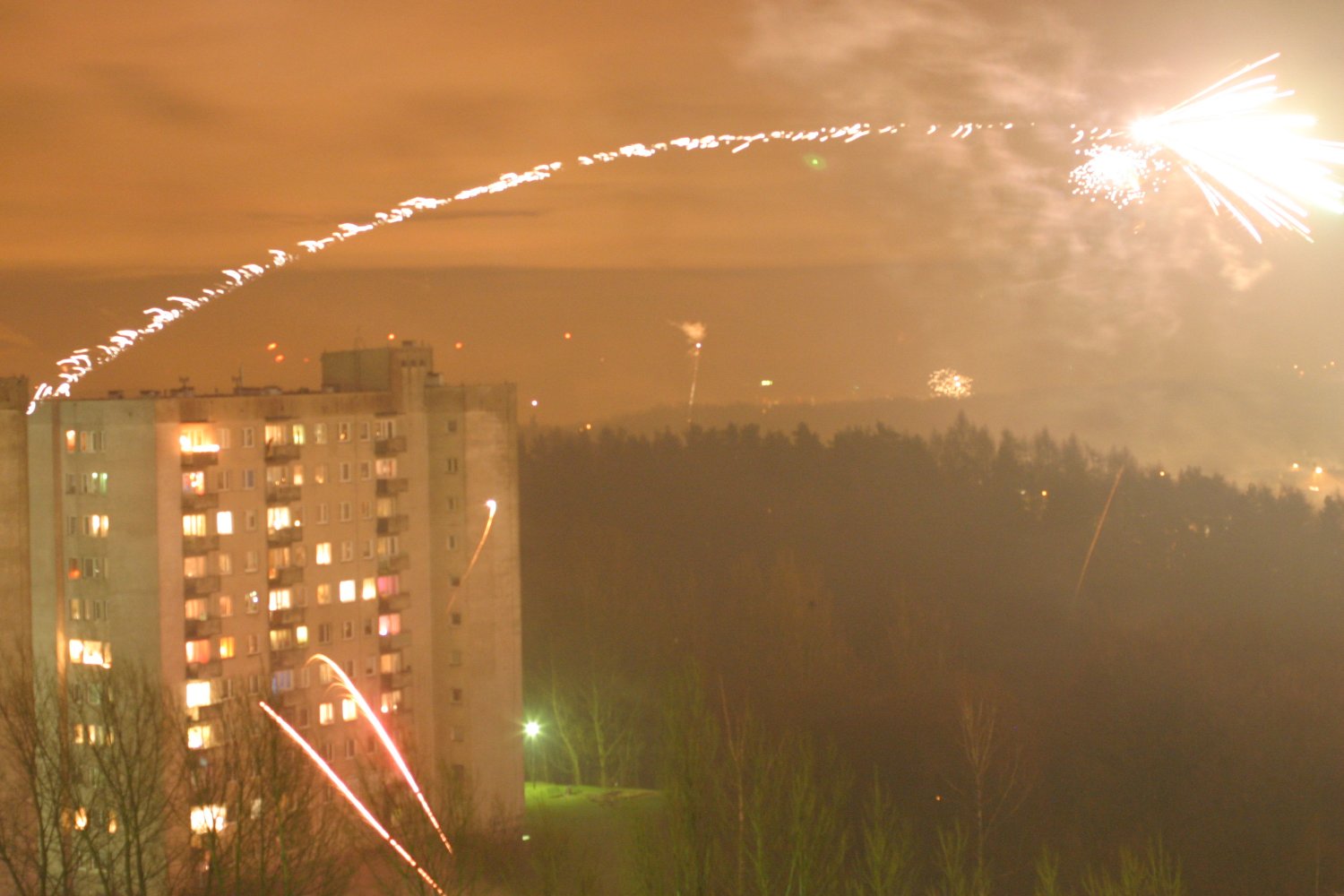 Co roku 31 grudnia echo fajerwerków rozbrzmiewa na blokowiskach.