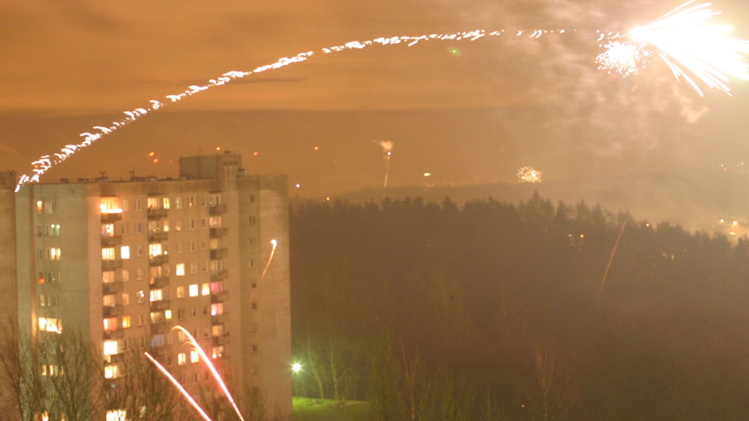 Co roku 31 grudnia echo fajerwerków rozbrzmiewa na blokowiskach.