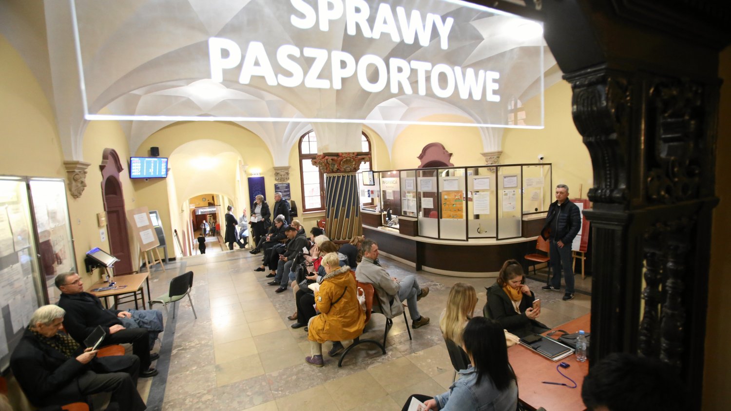 Polski rząd twierdzi, że zachowanie zasad konkurencji w produkcji dokumentów osobistych stwarza ryzyko, iż będą one kontrolowane przez obce służby.