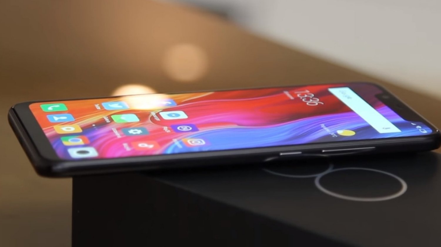 Xiaomi szydzi z cen Apple i pokazuje, ile urządzeń da się kupić za równowartość nowych iPhone'ów. Mi 8 to telefon, który wchodzi w skład najbardziej rozbudowanego zestawu.