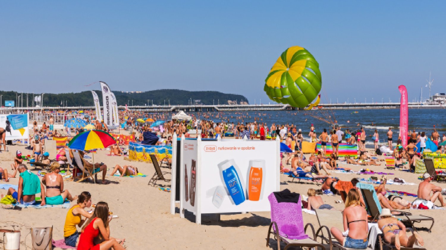 ludzie opalający się na plaży nad morzem