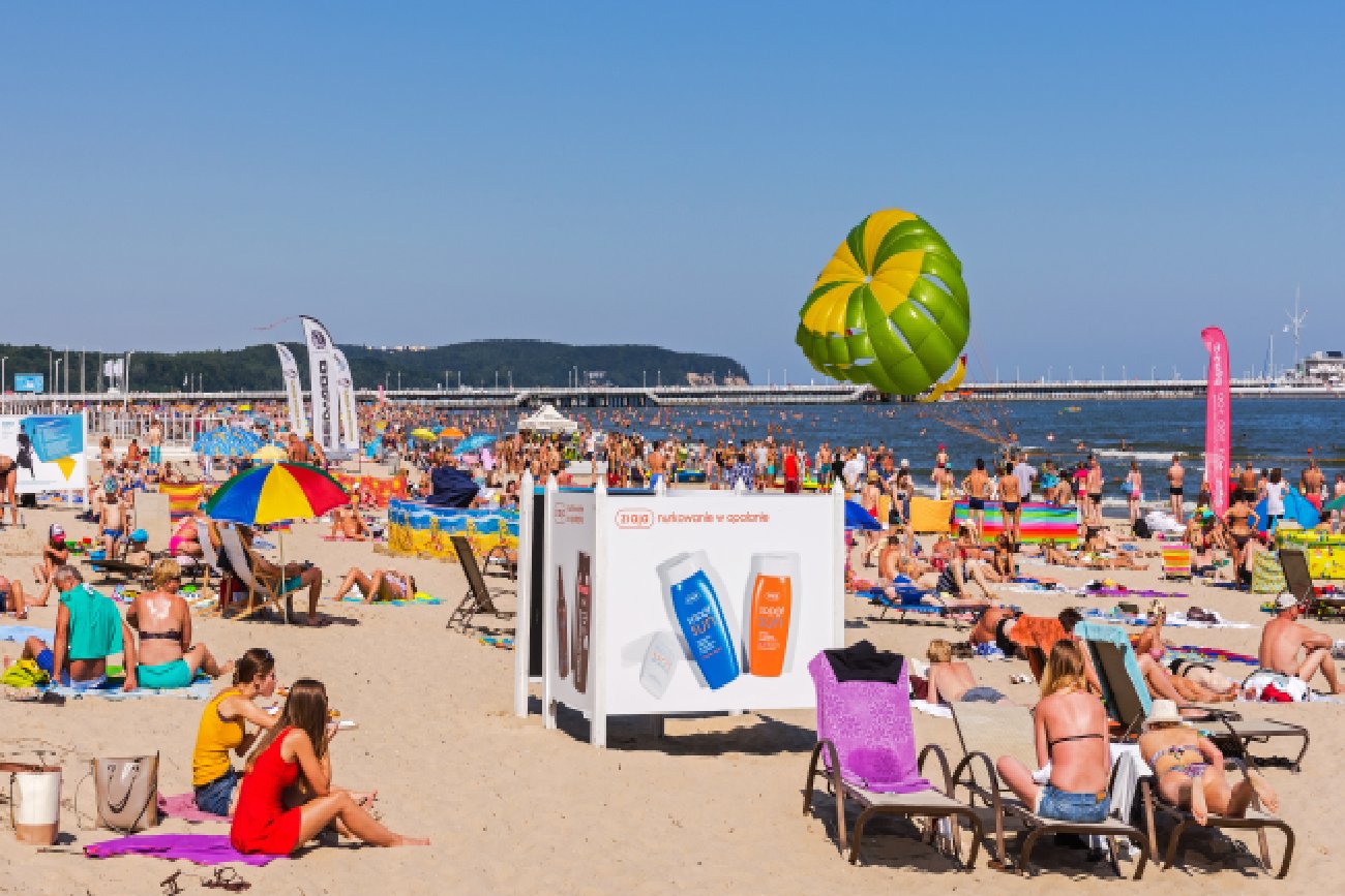 ludzie opalający się na plaży nad morzem