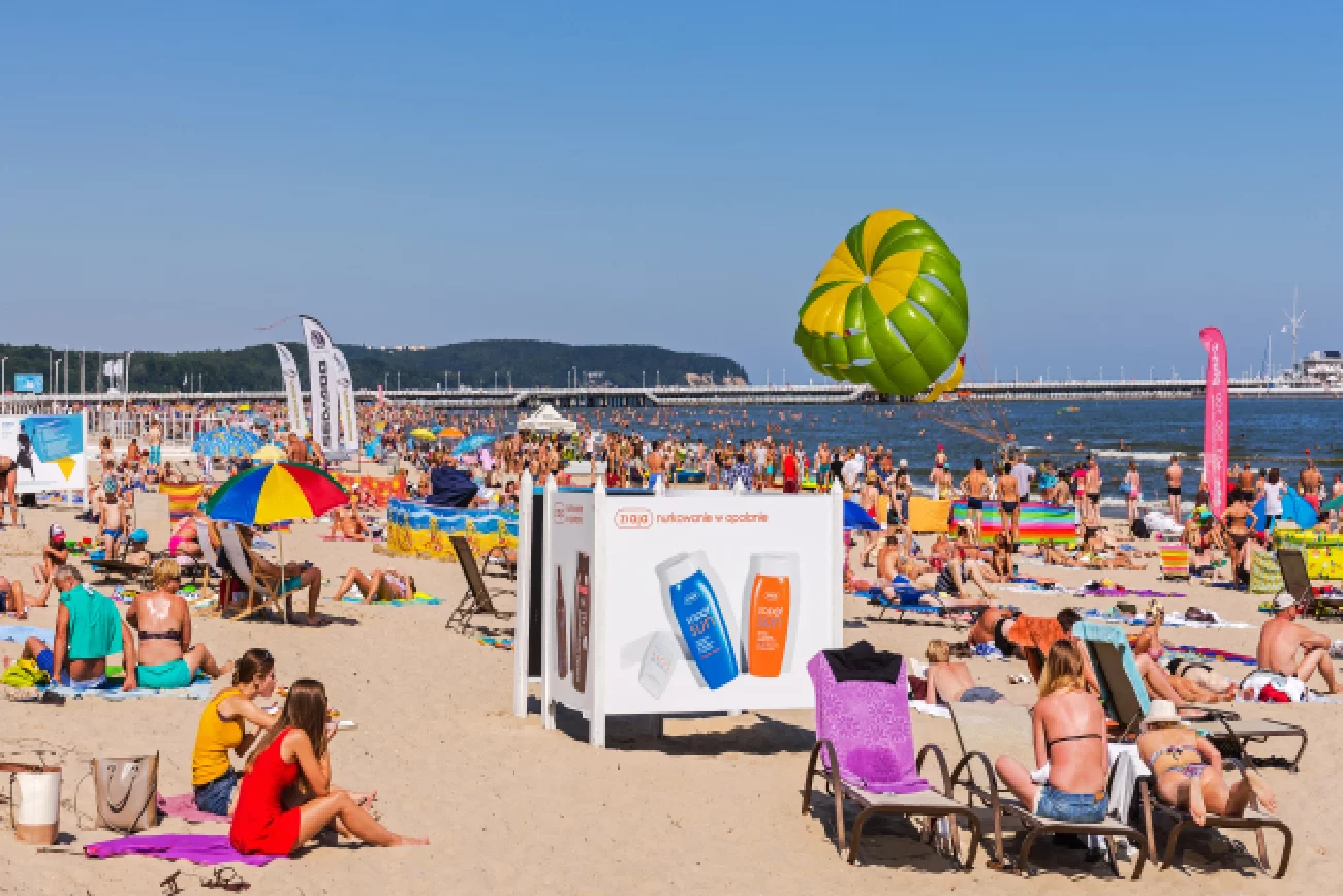 ludzie opalający się na plaży nad morzem