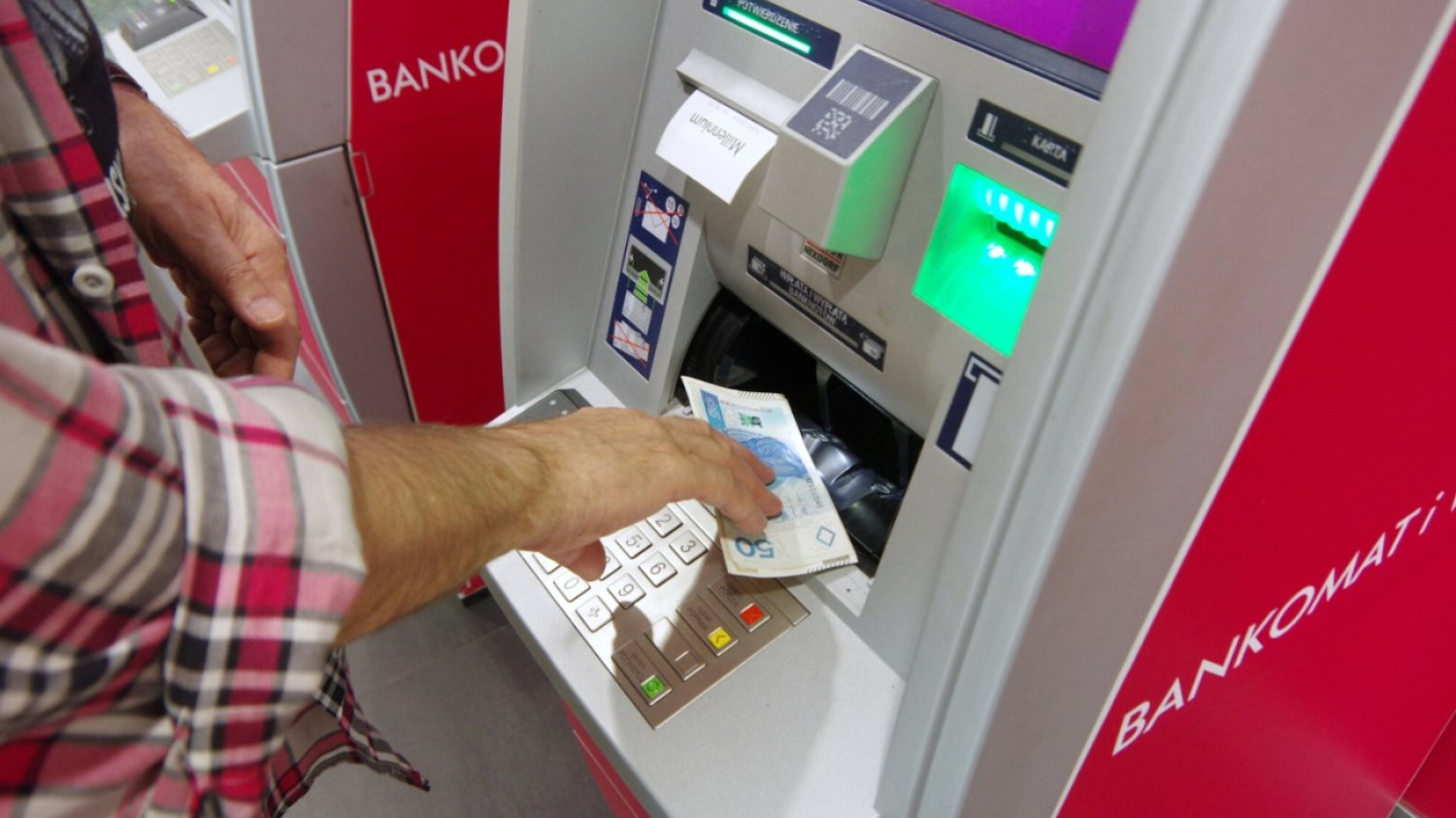 Banknot 50 zł, bankomat.