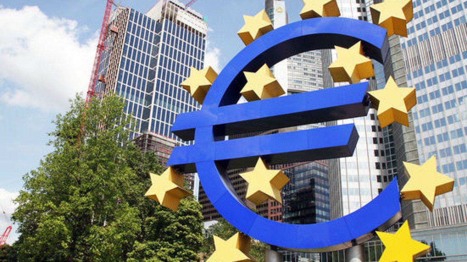 Euro -symbol integracji europejskiej, czy przyczynek do jej podziału? To jeden z tematów, nad ktorymi debatować będą paneliści XXV Forum Ekonomicznego w Krynicy-Zdroju.