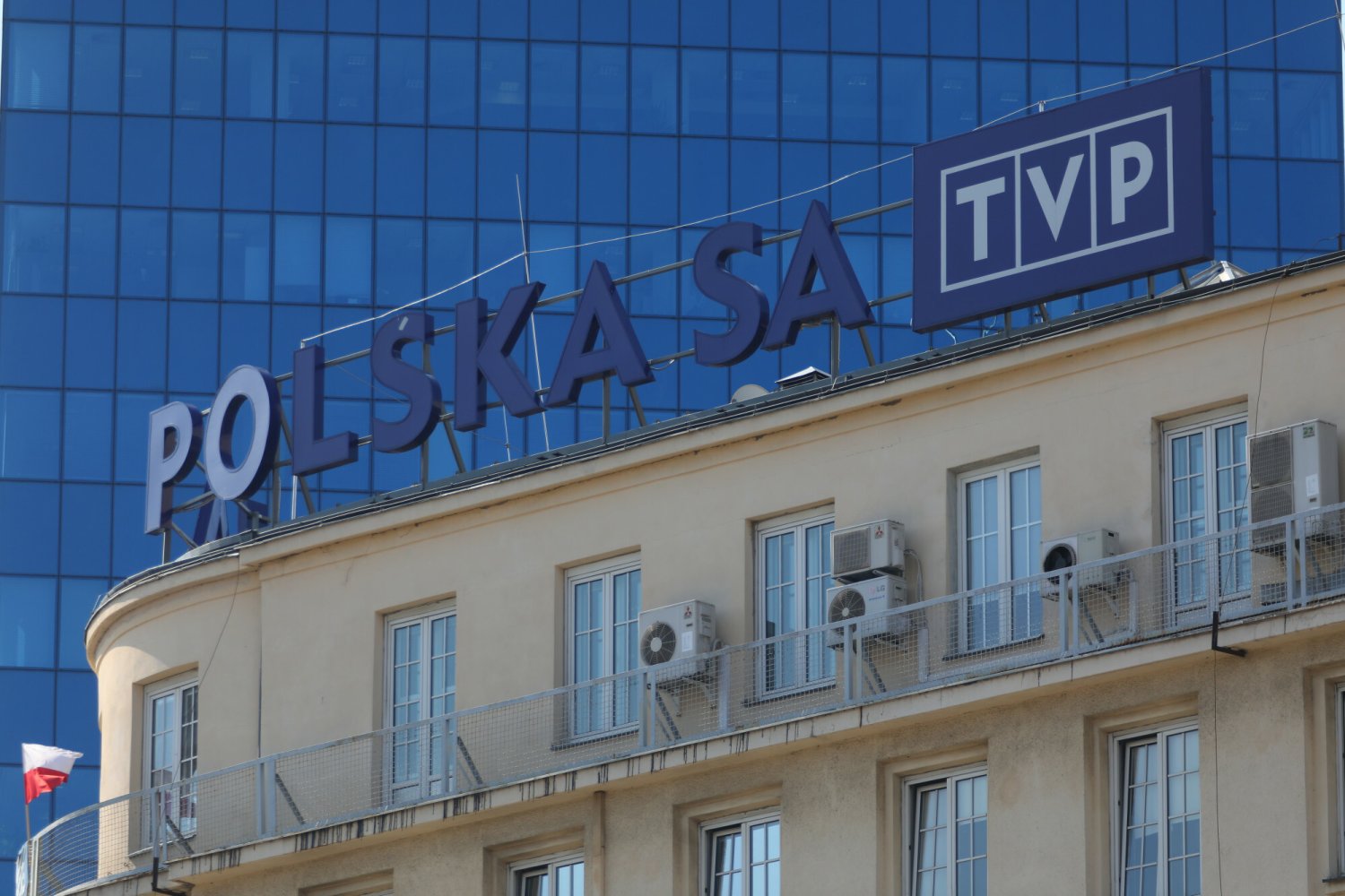 Obecni pracownicy TVP info opowiadają o swojej pracy i atmosferze w redakcji przed wyborami