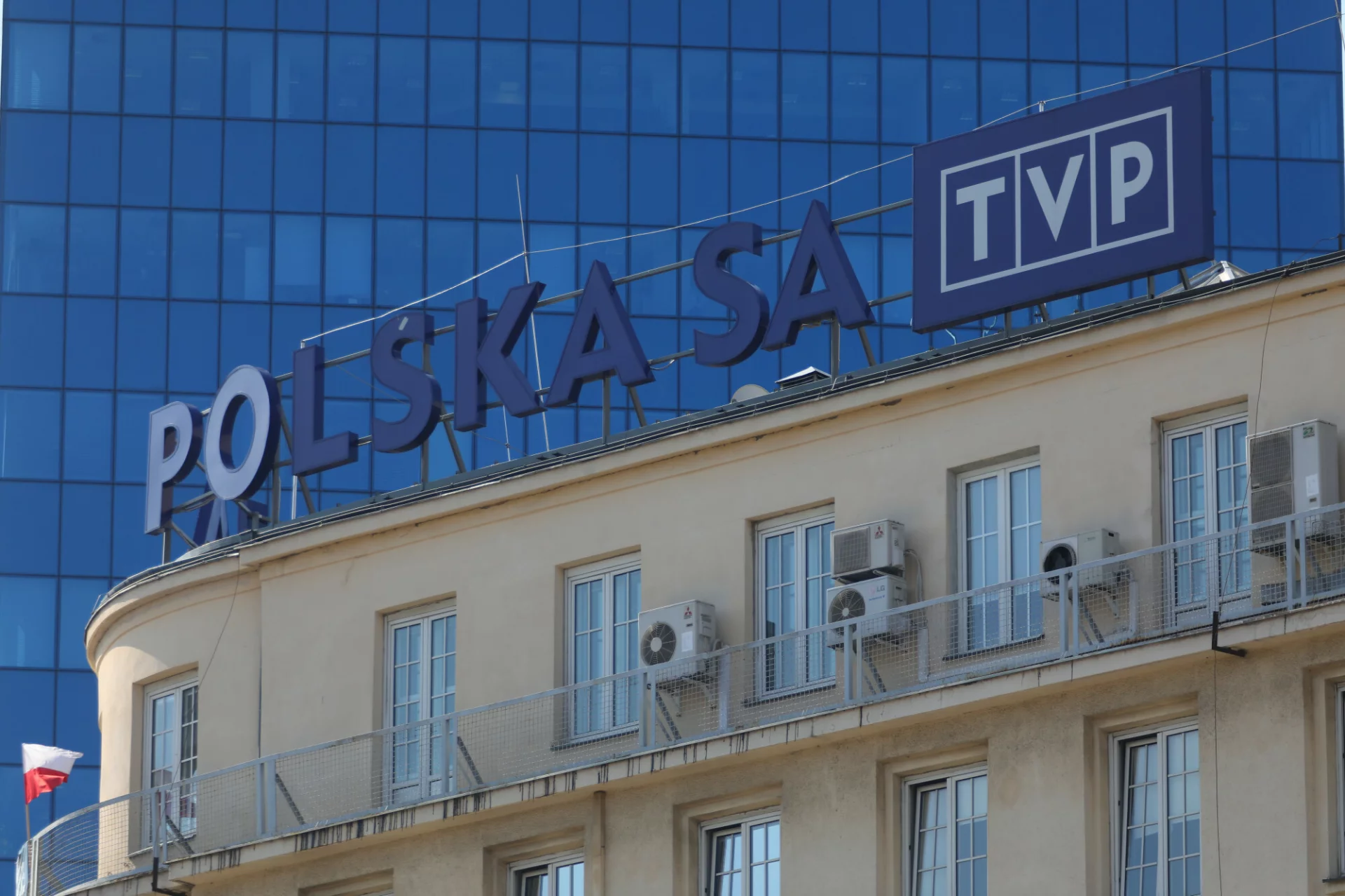 Obecni pracownicy TVP info opowiadają o swojej pracy i atmosferze w redakcji przed wyborami
