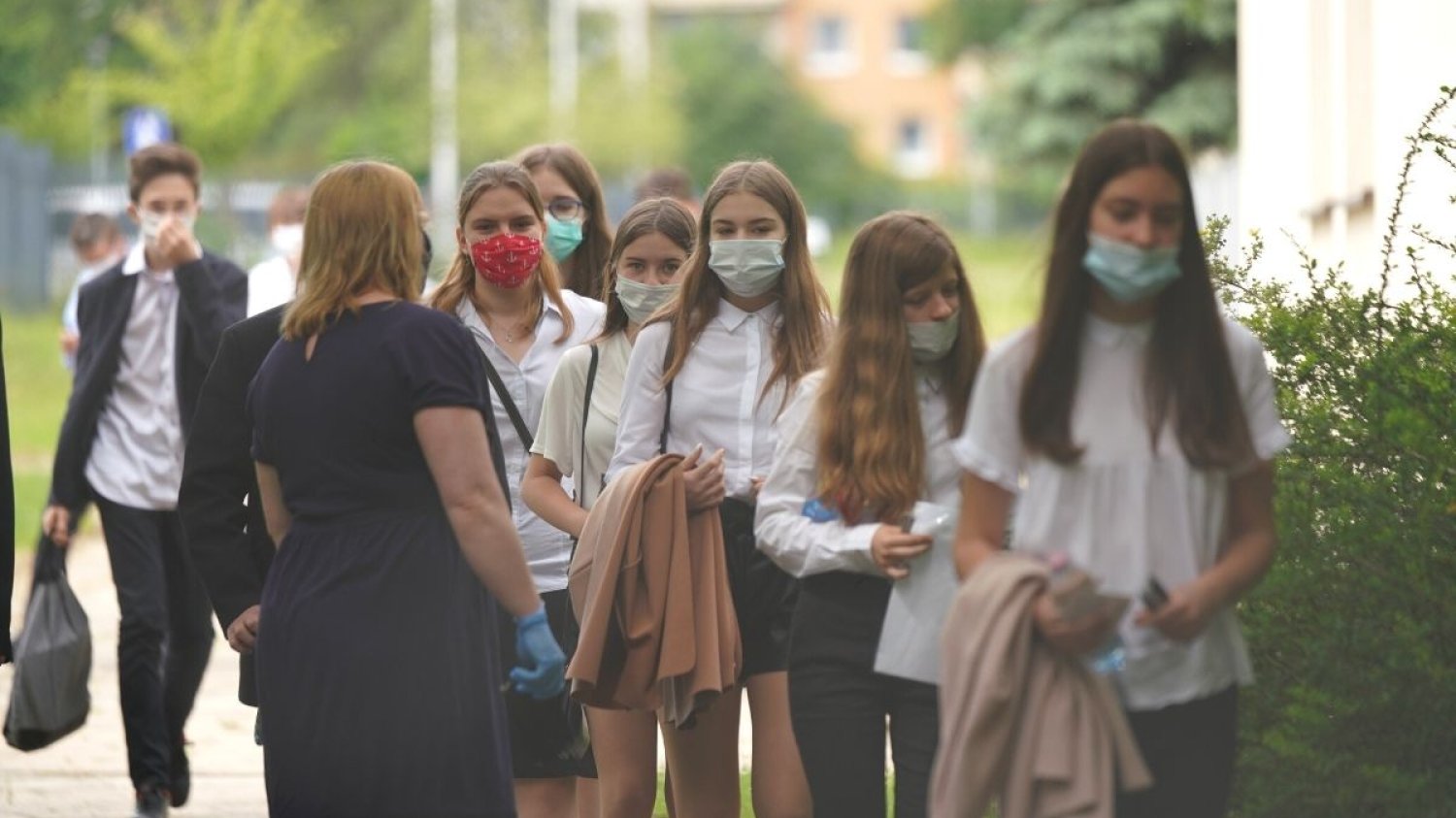 Maseczki przekazane szkołom przez rząd starczą na niecałe dwa tygodnie.