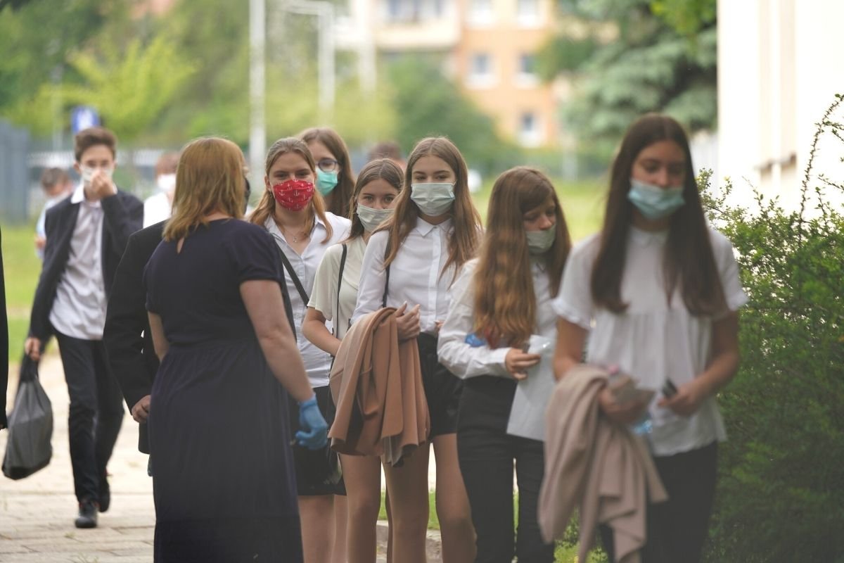 Maseczki przekazane szkołom przez rząd starczą na niecałe dwa tygodnie.