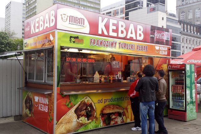 Śródmieście Warszawy. W dobry dzień sprzedają tu 250 kg kebabu dzienni