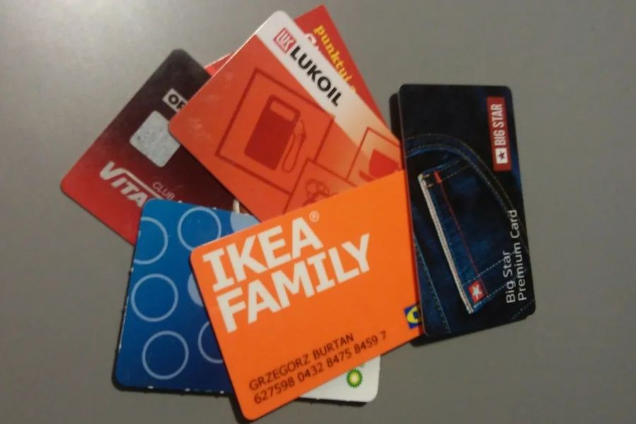 Esencja pomysłu ZenCard: zamiast pliku kart - przypisanie programów lojalnościowych do karty płatniczej.