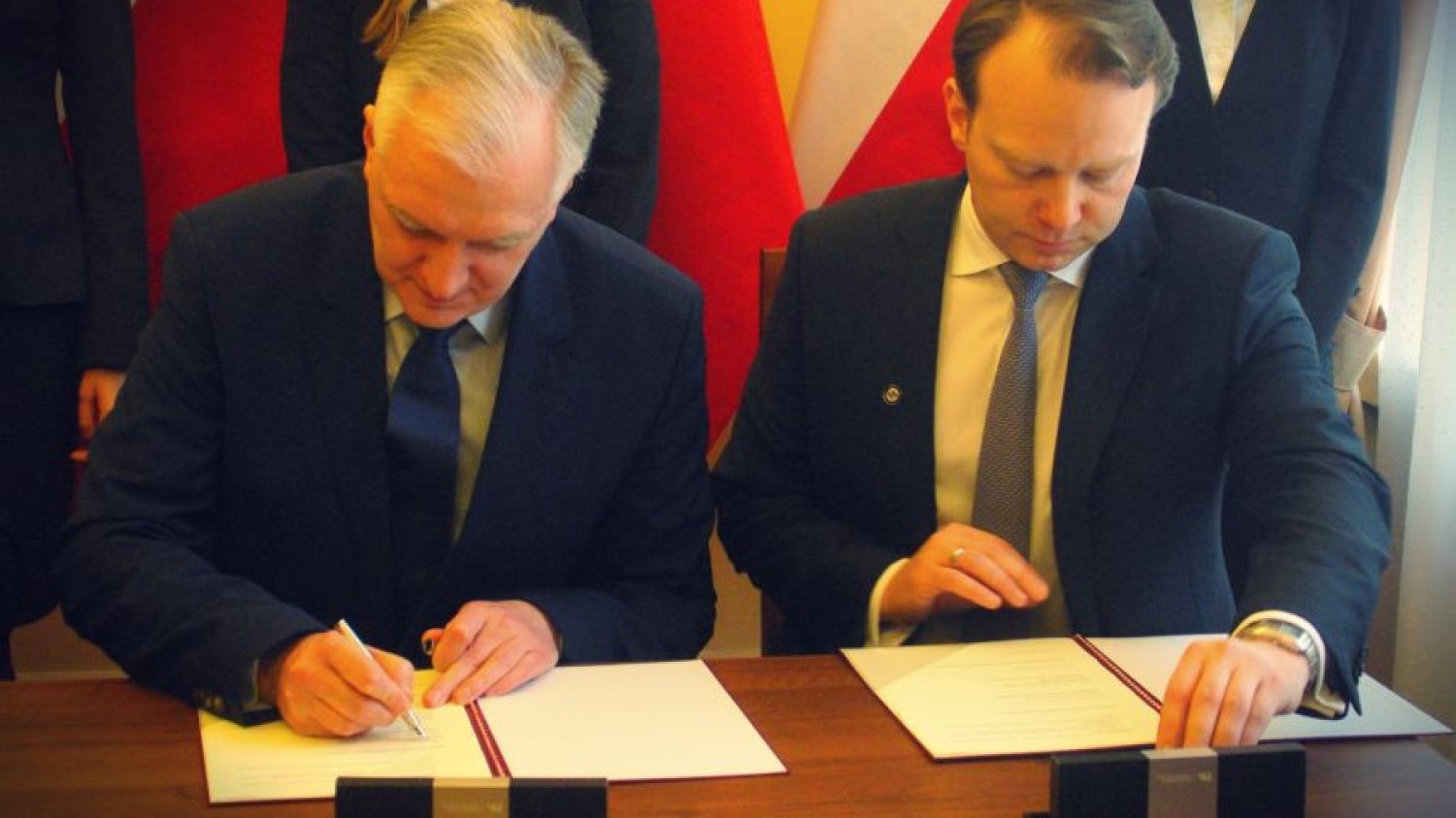 Minister Nauki Jarosław Gowin i członek zarządu PZU Paweł Surówka podpisują list intencyjny