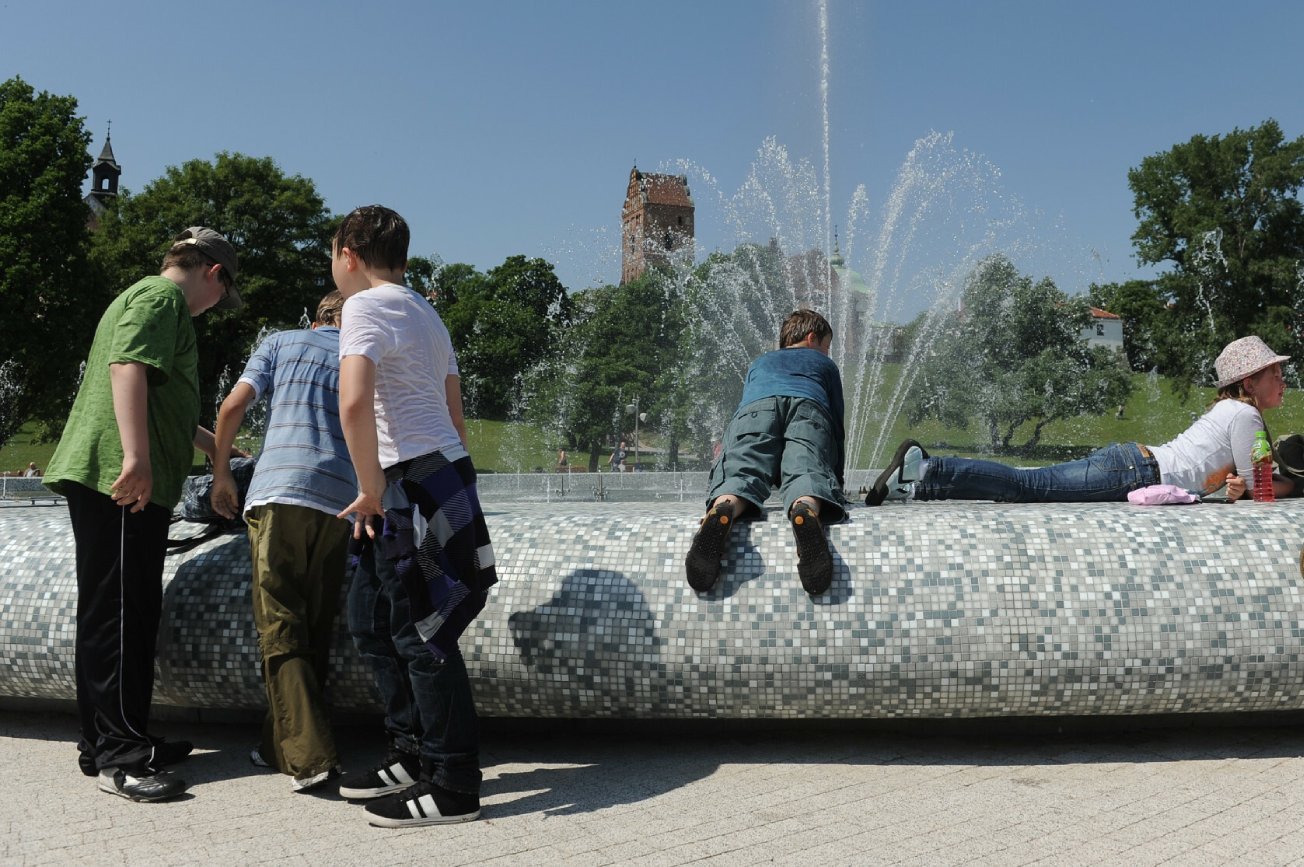 Chłodzić się w miejscach publicznych możemy tylko w miejscach do tego wyznaczonych, a z pewnością nie w fontannach.