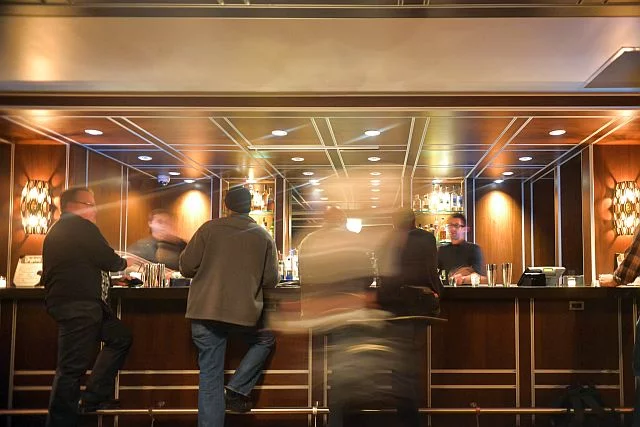 Hotelowy bar to żyła złota, ale i minibarek bywa płatny - płacić trzeba za samo otwarcie lodówki
