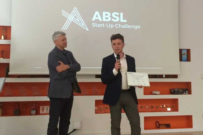 Zwycięzcą ABSL Start-Up Challenge w Warszawie okazał się rozwijający inteligentnego asystenta księgowości start-up Scanye, którego w półfinale reprezentował Tadeusz Chruściel.