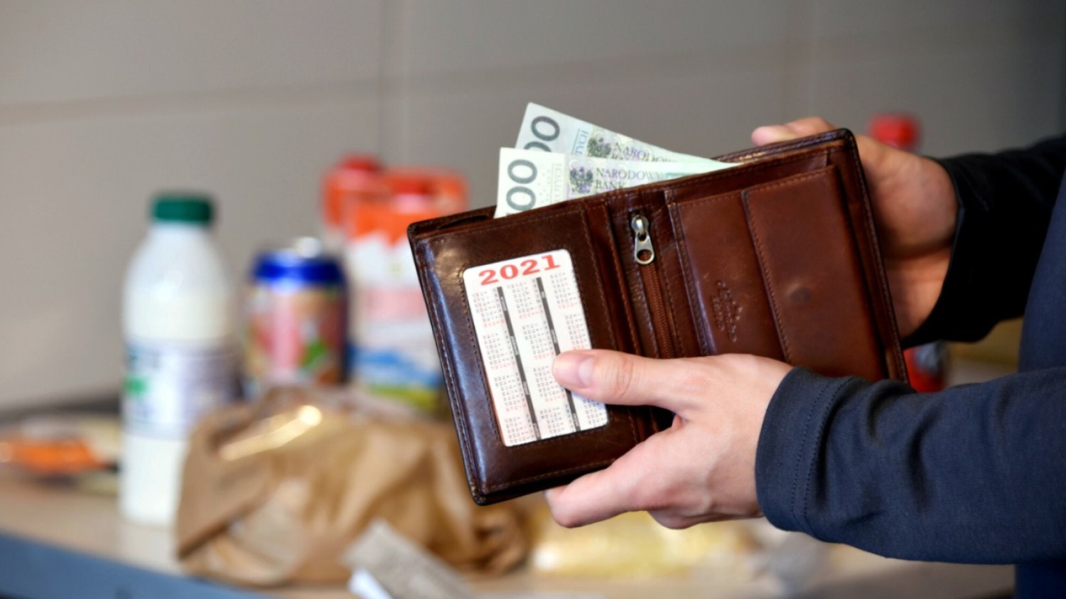 Portfel, banknoty, zakupy.