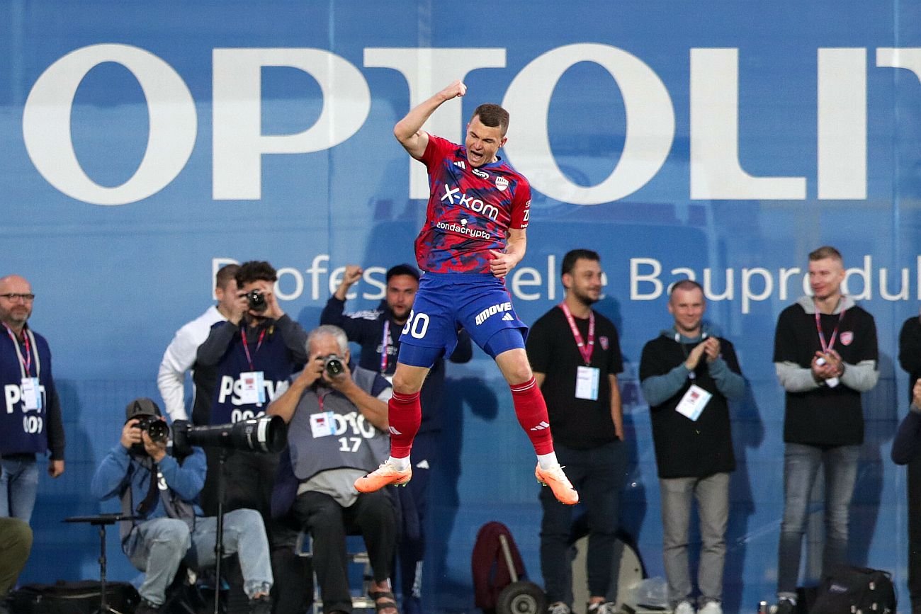 Vladislav Kochergin cieszy się strzeleniu gola dla Rakowa w meczu z Arisem Limassol. Jego bramka przyniosła Rakowowi awans do IV rundy eliminacji do Ligi Mistrzów.