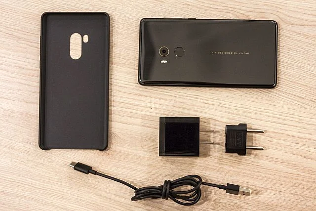 Duży plus dla Xiaomi za dodanie do kompletu bardzo porządnego etui