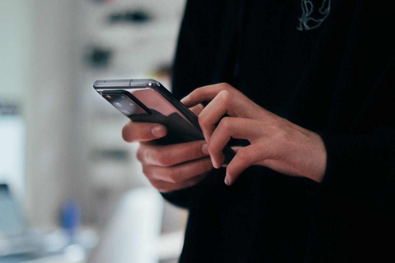 Mężczyzna trzymający smartfon