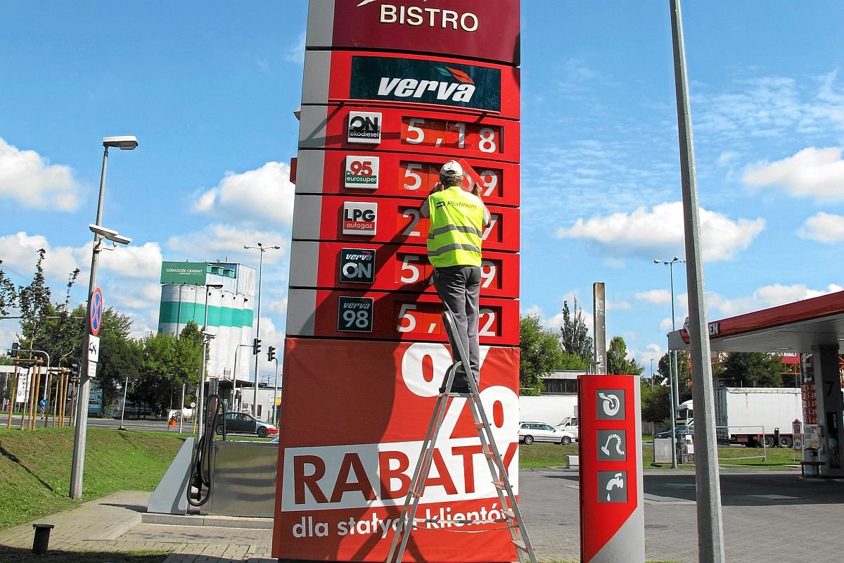 Co się dzieje z cenami paliw? Przed wyborami zatrzymały się one poniżej 5 zł.