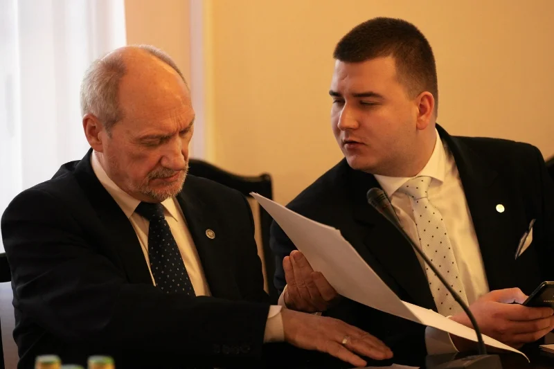 Na kłopoty ze znalezieniem informatyków nakładają się też spory personalne, np. gdy minister Annę Streżyńską zastąpił Bartłomiej Misiewicz.