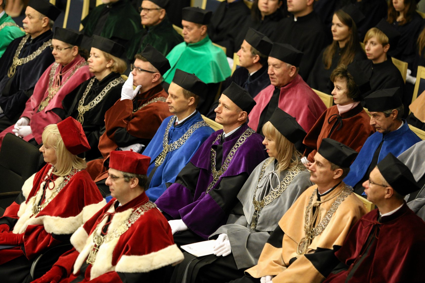 Profesorowie tytularni będą zarabiać 600 zł mniej. Jarosław Gowin obiecuje podwyżki, które niczego nie zmienią