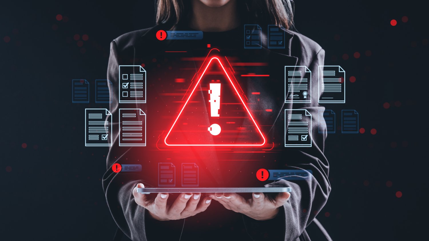 Nowy obowiązek dla firm już od 7 maja. Brak reakcji to gigantyczne kary Kobieta trzyma laptop i wypływają z niego cyber zagrożenia, na środku zdjęcia czerwony znak ostrzegawczy.